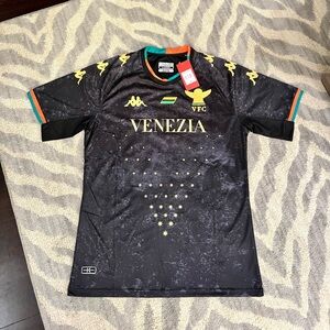 VFC Venezia 2022/23 Jersey 
Black & Yellow Soccer short sleeve shirt.